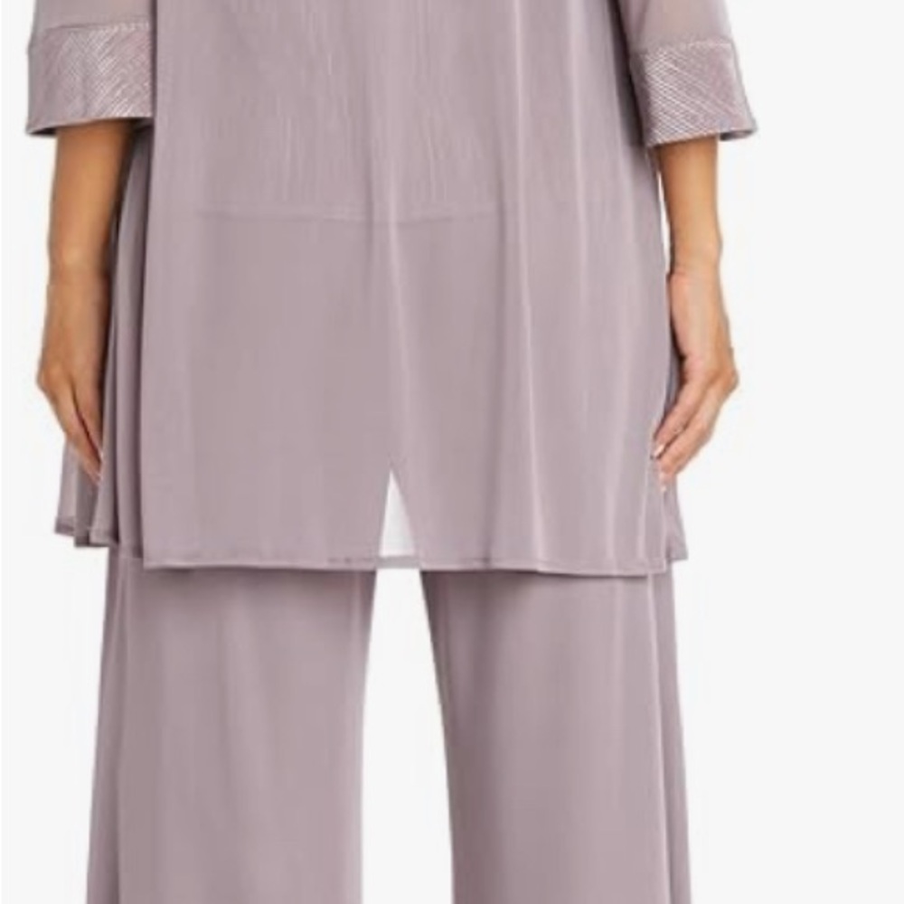 Elegant Women's Mother of the Groom/Bride Pant Suit in Mauve. - Picture 2 of 5